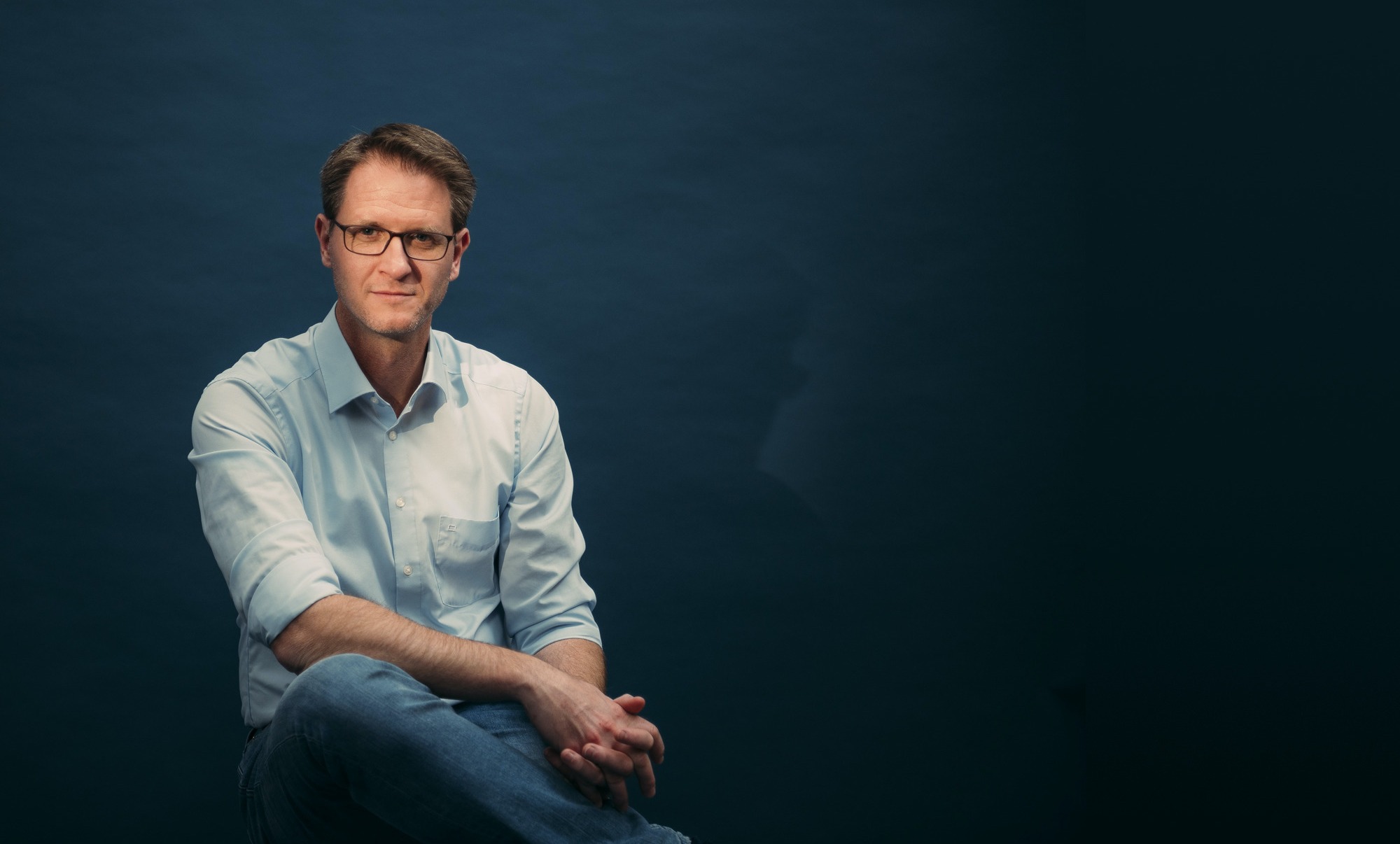 Kerngesund Coaching - Coach Philip Kirchhof lächelt in die Kamera