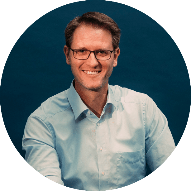 Kerngesund Coaching - Coach Philip Kirchhof lächelt in die Kamera